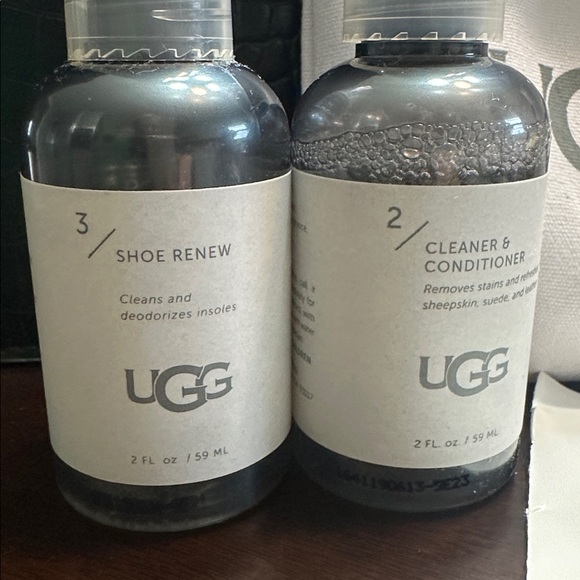 UGG Travel Cleaning KIT Bundle 2OZ Bottles Drawstring Bag & Instruction sheet - Picture 3 of 4
